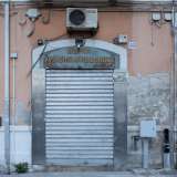 ...con accanto un cartello di vendita che parla di un locale di 6 vani+accessori+deposito